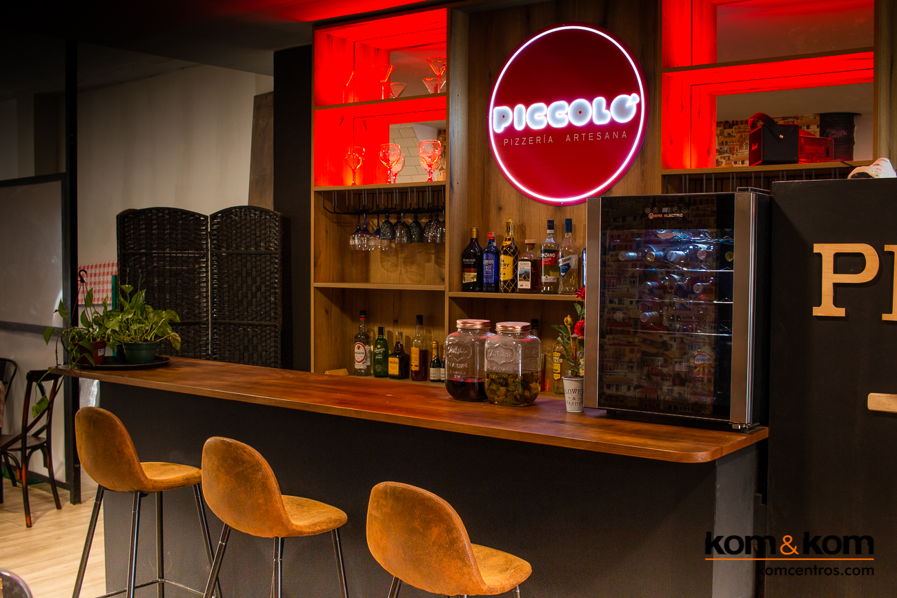 Barra y Botellero hecho a medida para Bar Pizzería en Yecla. Kom&Kom
